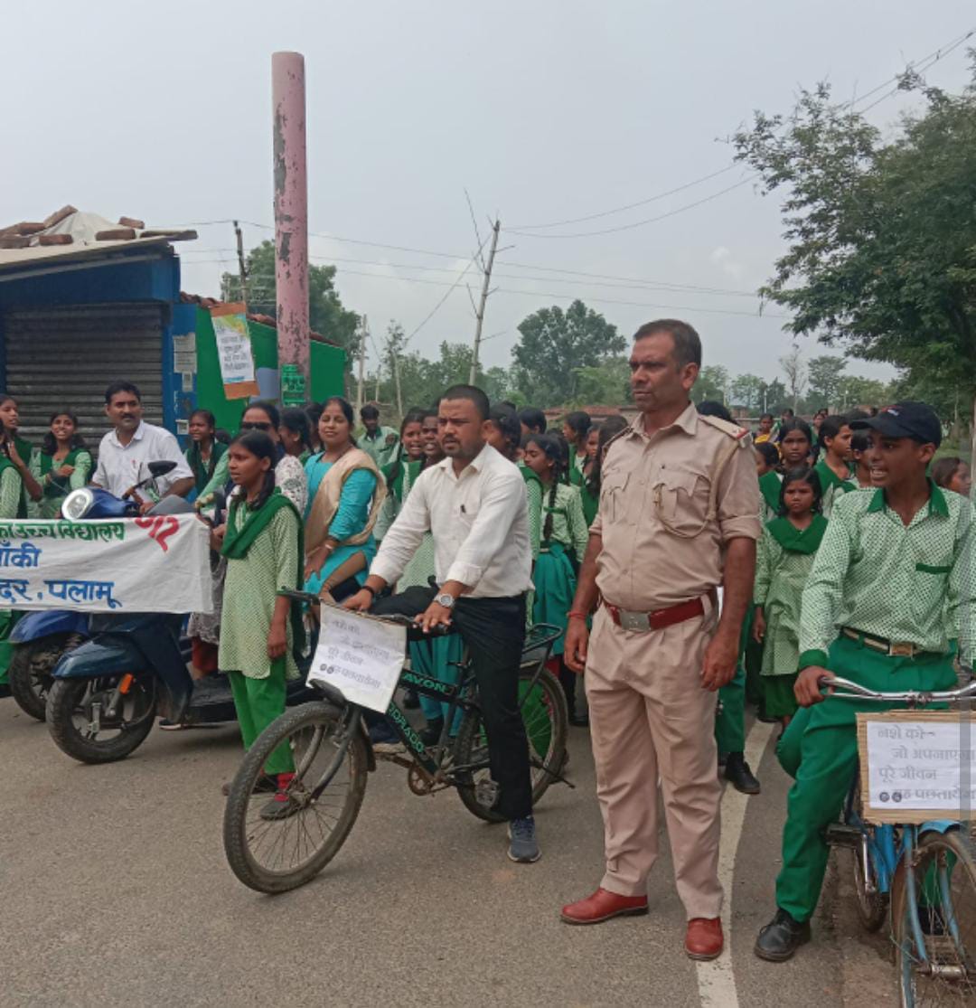 सदर थाना की पुलिस और स्कूली बच्चों ने प्रभातफेरी निकाल कर नागरिकों को नशामुक्ति के लिए किया जागरूक