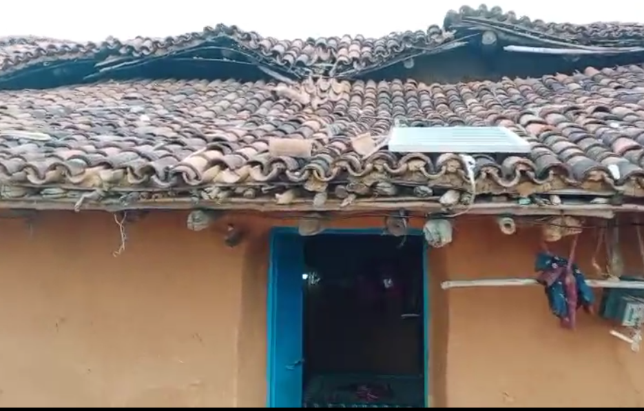 मुखिया पर आवास योजना में गड़बड़ी का आरोप, पीड़िता ने उपायुक्त को सौंपा आवेदन