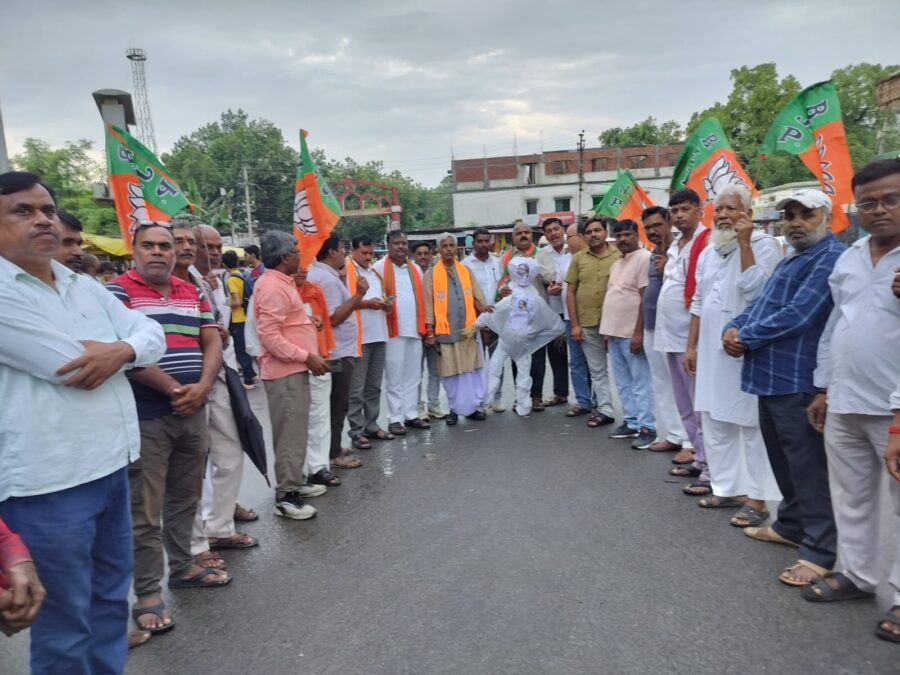 मझिआंव के वार्ड-4 में जलजमाव से बनी नर्क जैसी स्थिति, स्थायी समाधान की मांग