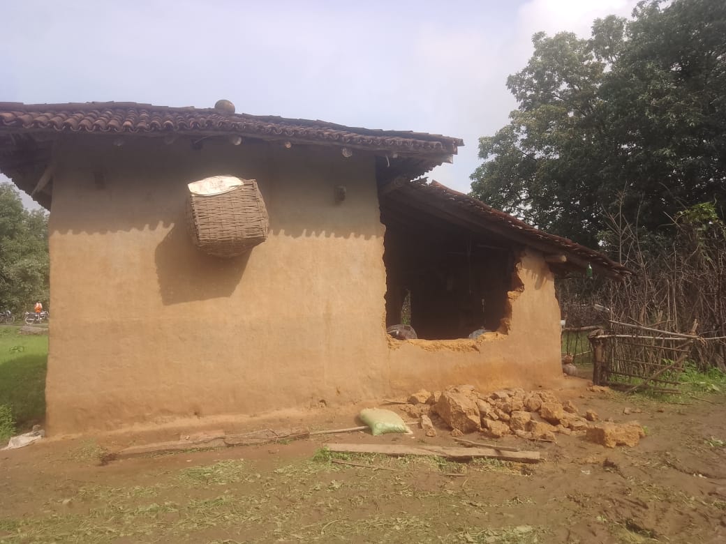 नगारी गांव में जंगली हाथियों का कहर, घर गिरने से वृद्ध की मौत