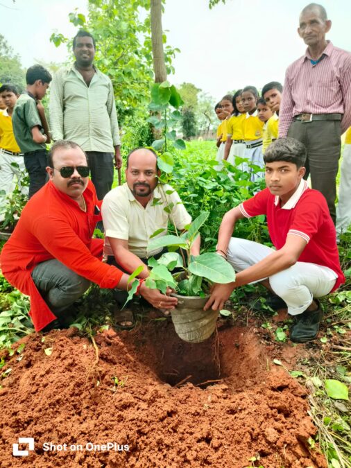 डीएवी लीलावचन स्कूल में 200 पौधों का रोपण, छात्रों ने मां के नाम लगाए वृक्ष