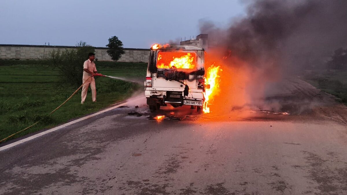 धुरकी मोड़ के पास बोलेरो में लगी आग, ड्राइवर की सतर्कता से 9 यात्रियों की बची जान