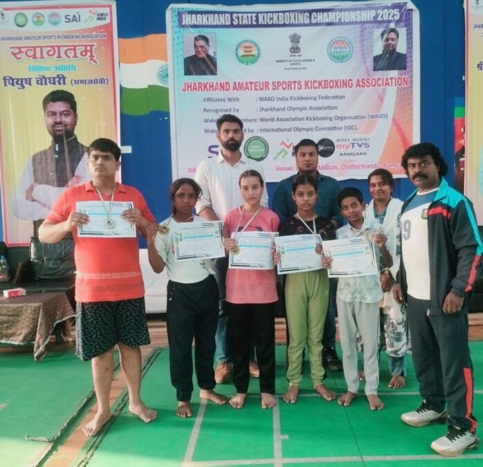 गढ़वा के खिलाड़ियों ने किक बॉक्सिंग में लहराया परचम, राज्य स्तर पर जीते 5 पदक