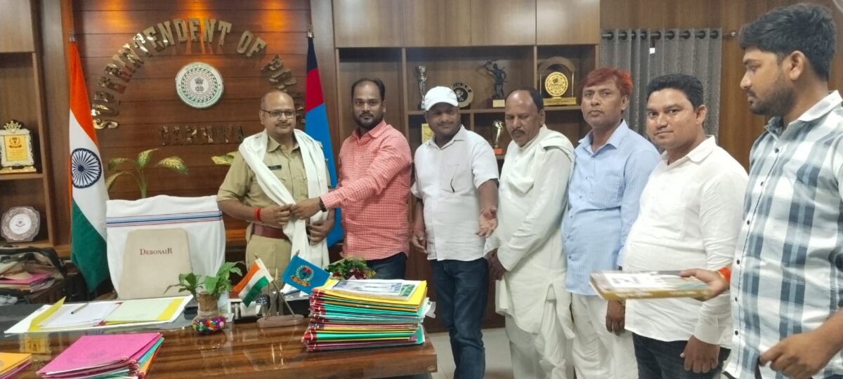 गढ़वा एसपी से वीर बाबा चौहरमल समिति की शिष्टाचार भेंट, सामाजिक मुद्दों पर हुई चर्चा