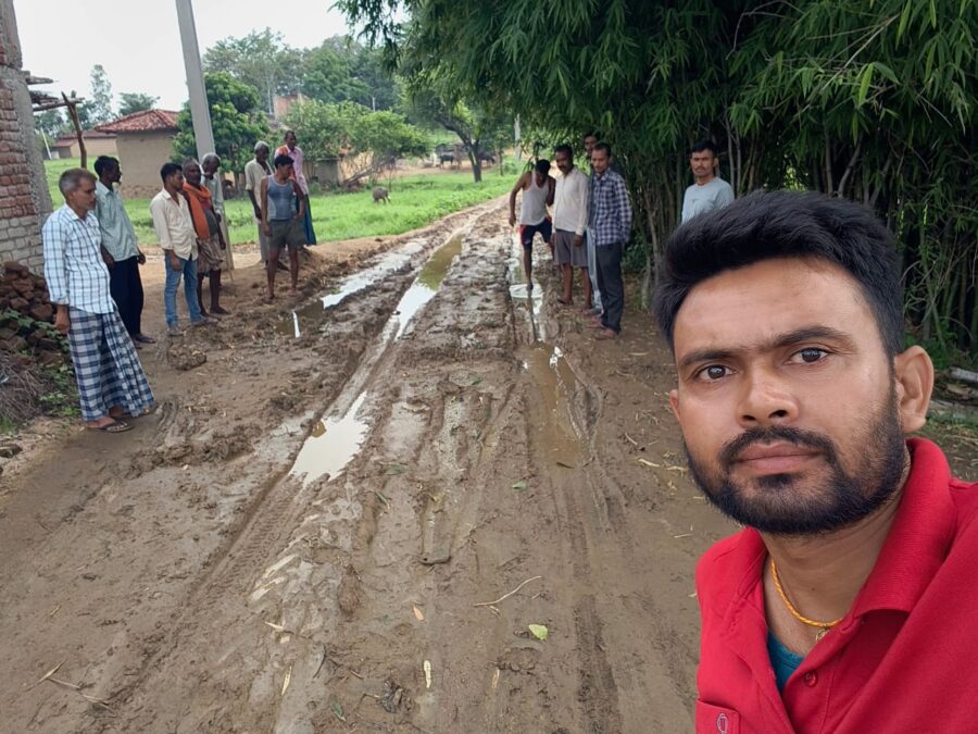 शिलान्यास के 10 माह बाद भी नहीं बना सड़क, खूनधरा गांव के ग्रामीण कीचड़ में चलने को मजबूरबरसात में रास्ता दुश्वार, मरीजों और स्कूली बच्चों को झेलनी पड़ रही भारी परेशानी