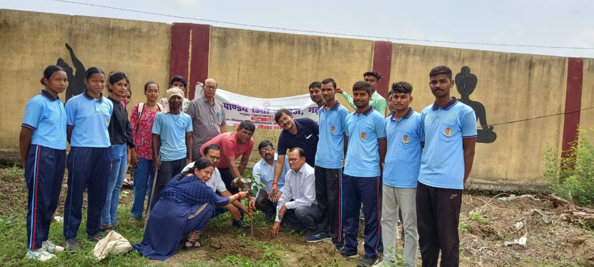 एक पेड़ मां के नाम के तहत एसपीडी काॅलेज में किया गया पौधरोपण