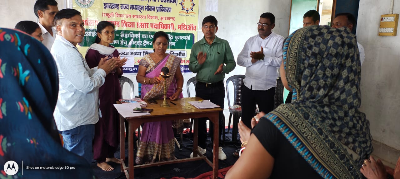 मझिआंव में एमडीएम संयोजिकाओं को दिया गया प्रशिक्षण, बीईईओ ने दिए सख्त निर्देश