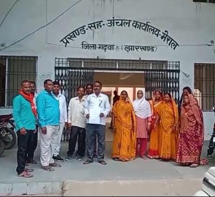 मुखिया की अनुपस्थिति से विकास कार्य बाधित, उपमुखिया सहित 12 वार्ड सदस्यों ने BDO को सौंपा आवेदन