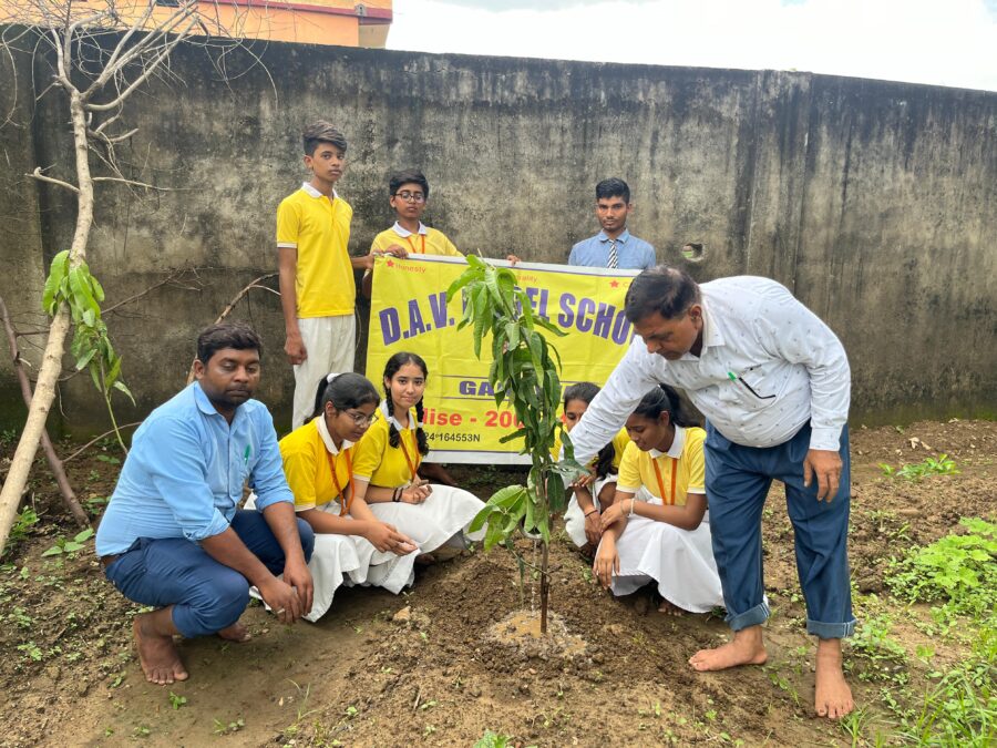डीएवी मॉडल स्कूल में हरियाली का उत्सव, बच्चों ने लगाई प्रकृति की गोद में नई सांसें