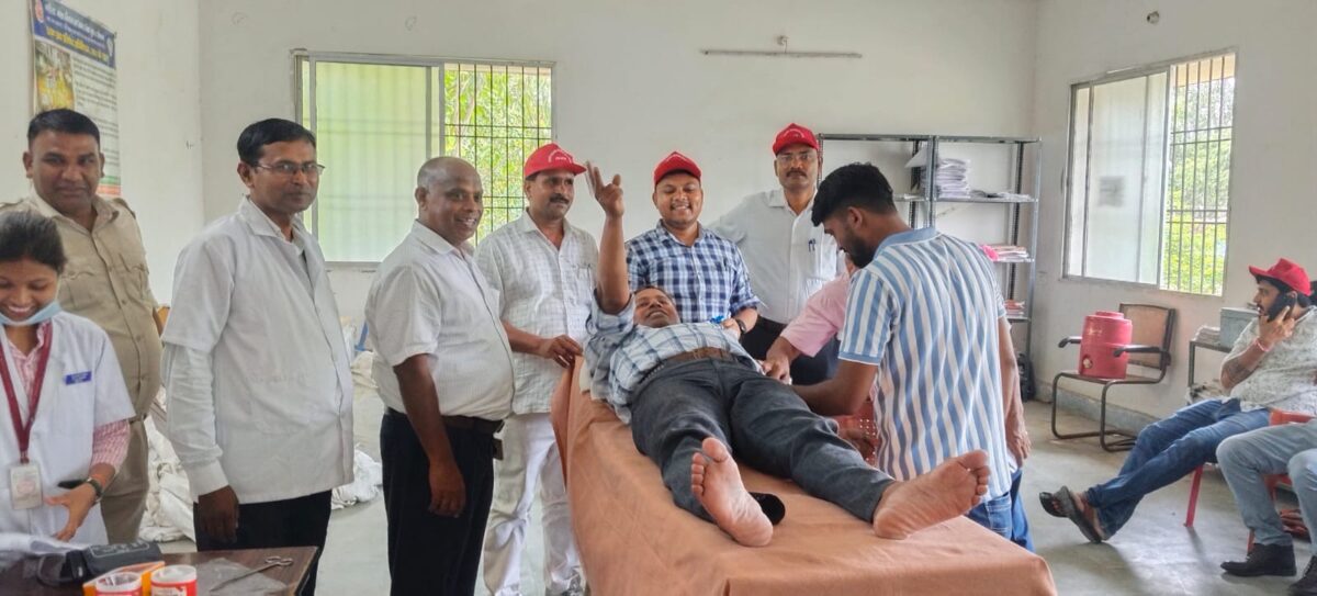 मेराल में रक्तदान शिविर आयोजित, CO सहित 10 लोगों ने किया रक्तदान