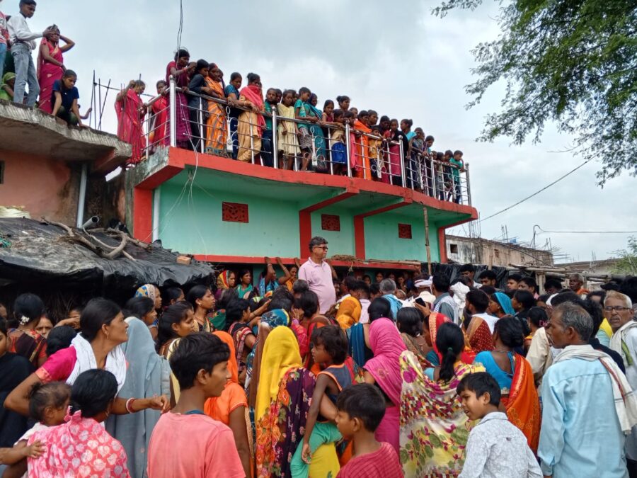 उड़ीसा में हादसे में मारे गए मजदूर वीरेंद्र का शव पहुंचते ही मझिआंव में मचा कोहराम, उमड़ा जनसैलाब