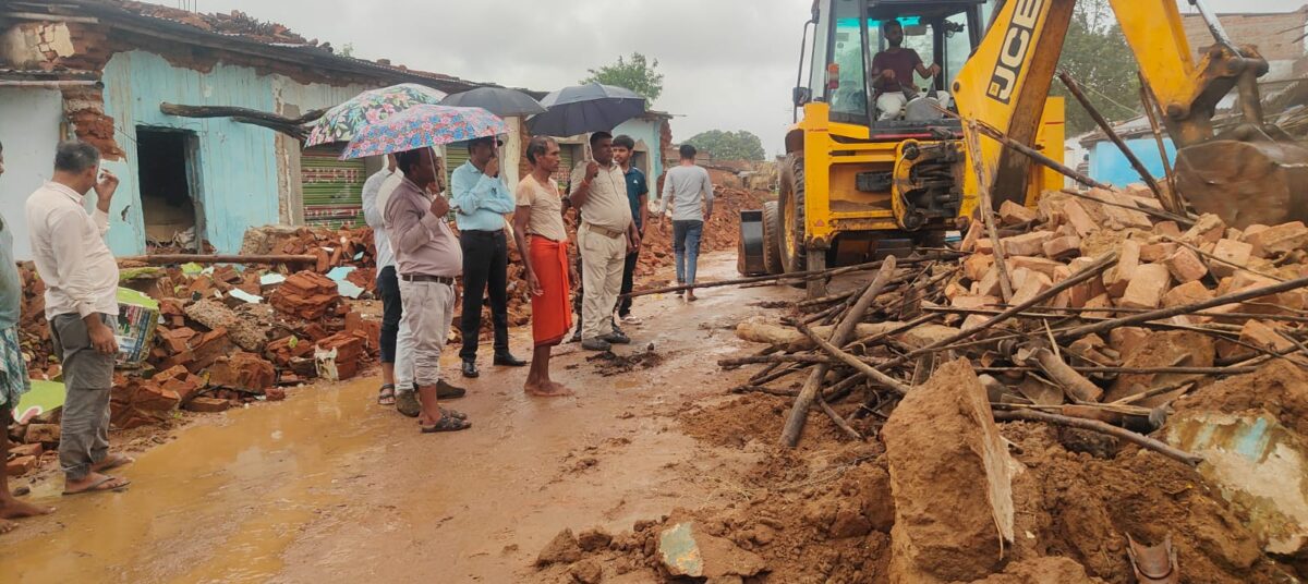 अटौला बस स्टैंड पर चला बुलडोजर, अतिक्रमण कर बनाए गए मकान हटाए गए