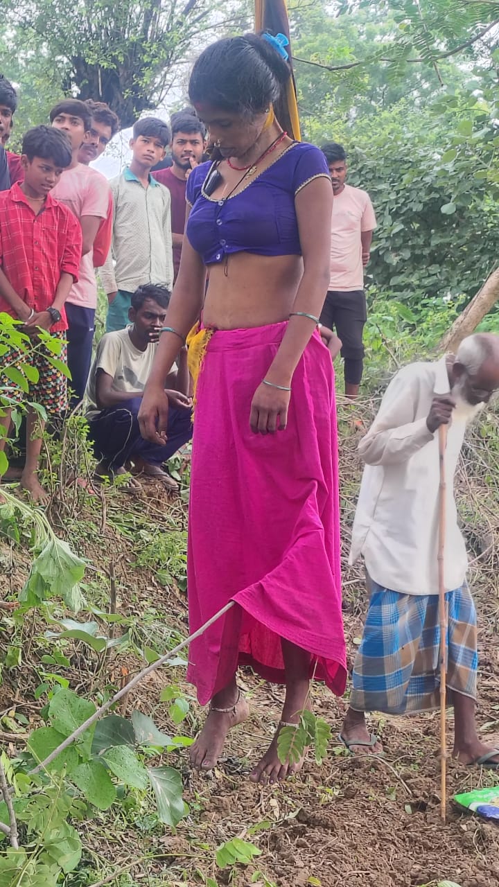 मझिआंव में पेड़ से झूलता मिला महिला का शव, परिजनों ने ससुराल वालों पर लगाया हत्या का आरोप