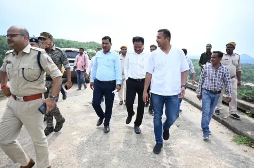 गढ़वा उपायुक्त, पुलिस अधीक्षक अमन कुमार और डीएफओ प्रजेशकांत जैना ने किया मंडल डैम का निरीक्षण