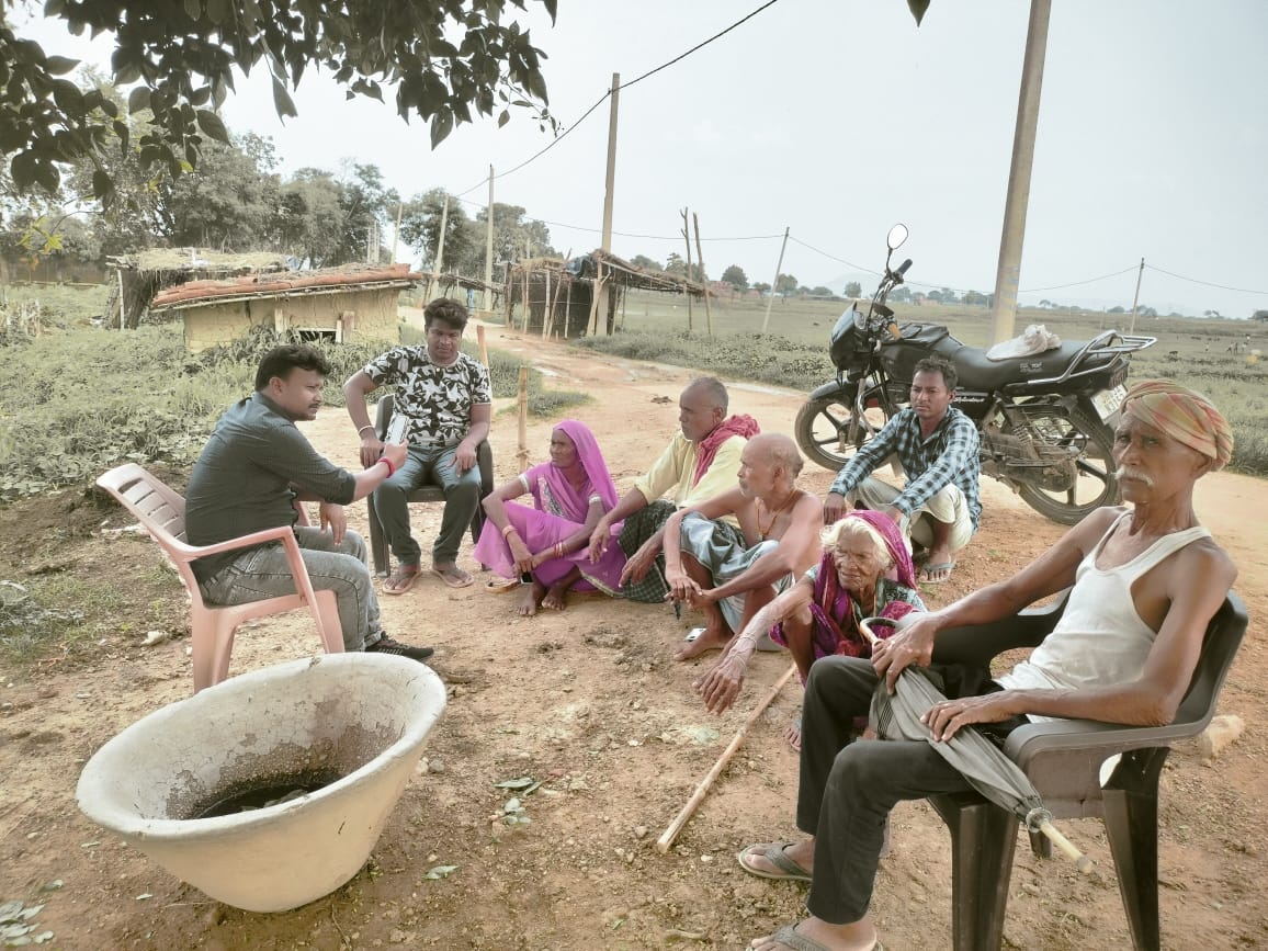 पंचायत में सेवा की मिसाल बनते युवा मुखिया सुबोध वर्मा, वृद्धा पेंशन के लिए घर-घर पहुंच रहे ई-केवाईसी टीम के साथ