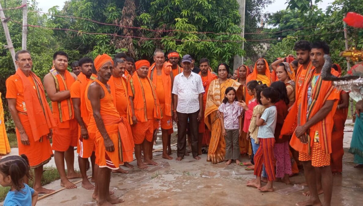 “बोल बम” के नारों से गूंजा खजुरी, सतेश्वरी दुबे ने कांवरियों को किया रवाना