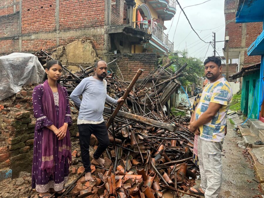 लगातार बारिश से मझिआंव में कच्चा मकान ध्वस्त, गरीब परिवार बेघर, नगर पंचायत से मदद की गुहार
