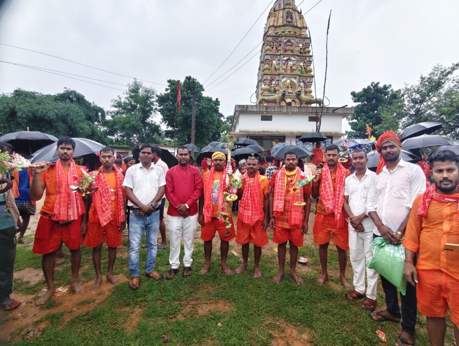 मुखिया फूलमंती देवी ने 85 कांवरियों को अंगवस्त्र भेंट कर किया देवघर रवाना