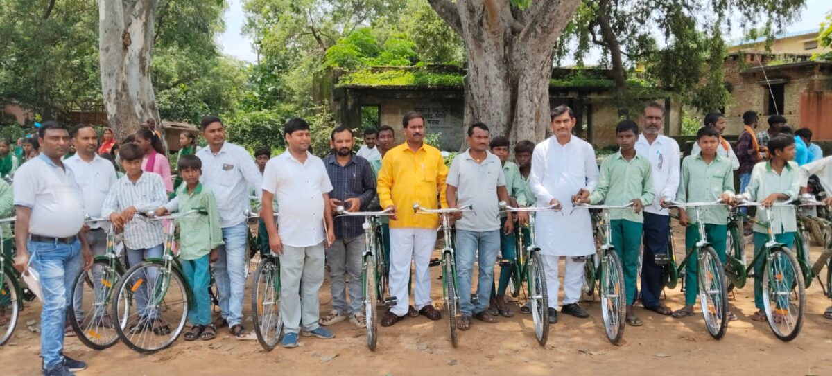 मेराल में 8वीं कक्षा के 291 छात्र-छात्राओं को साइकिल वितरण, गुणवत्ता पर उठे सवाल