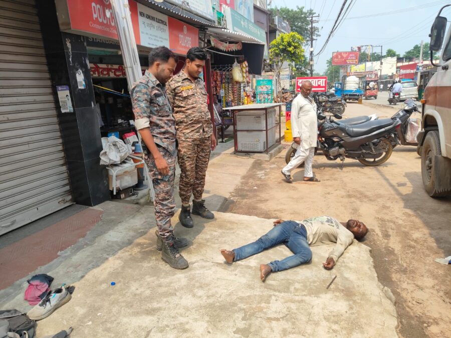 शहर थाना पुलिस ने दिखाया मानवता का परिचय, नशे में बेसुध व्यक्ति को पहुंचाया अस्पताल