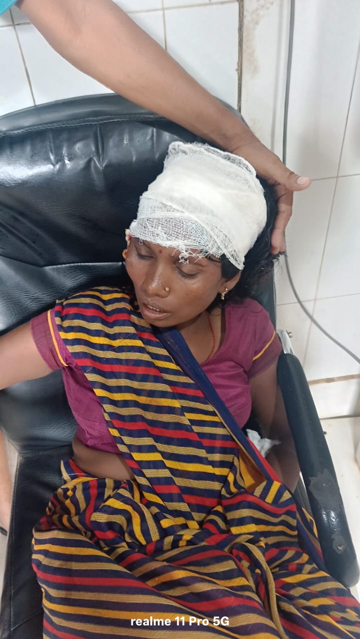 स्थानीय लोगों ने महिला को लाठी डंडे और टांगी से सिर में मारकर किया घायल,हालत गंभीर