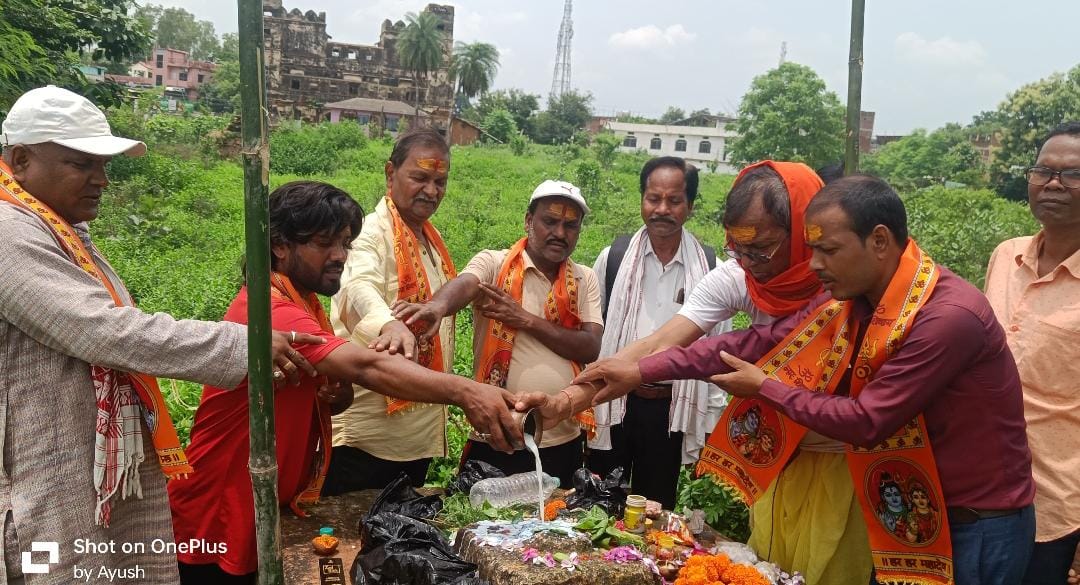 चलानी किला शाहपुर मे भगवान शिव के 300 बर्ष पुरानी शिव लिंग झाड़ी में मिला,लोगो में उत्साह