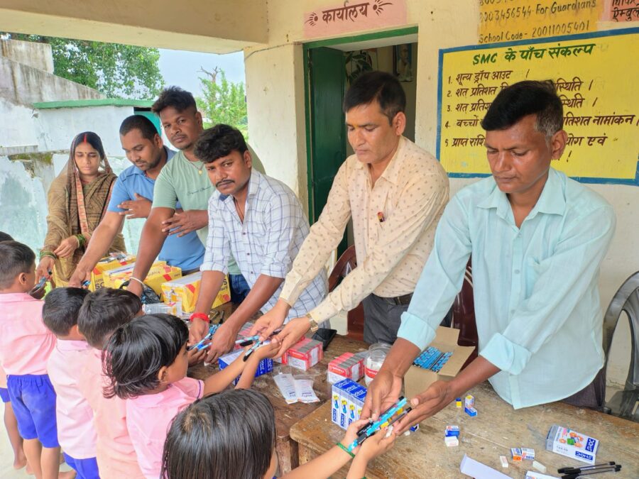 सरकोनी पंचायत के मुखिया द्वारा विद्यालय किट का वितरण, शिक्षा सुधार का लिया संकल्प