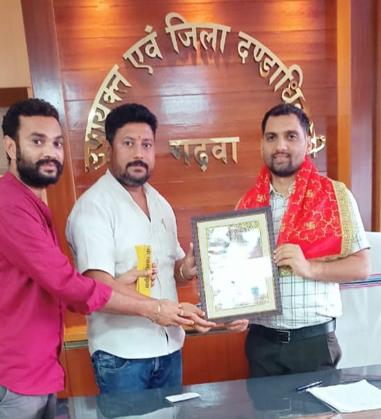 उपायुक्त को 11 सूत्री मांग पत्र सौंपा, नगर पंचायत क्षेत्र की समस्याओं के समाधान की मांग