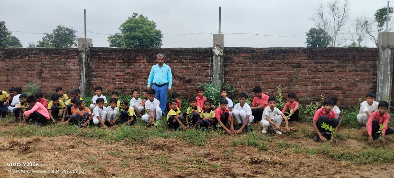 मेराल में ‘एक पेड़ मां के नाम’ अभियान के तहत एसजीएन मॉडर्न किंडर गार्टन विद्यालय में 210 पौधे लगाए गए