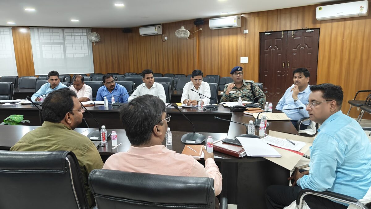 गढ़वा शहर में भारी वाहनों के परिचालन को लेकर जिला प्रशासन की सख्ती, वैकल्पिक मार्ग और समयबद्ध प्रतिबंध का फैसला