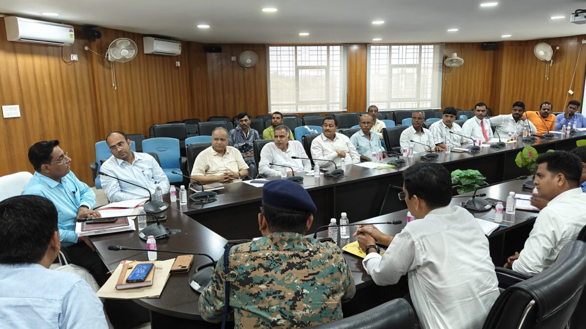 विद्यालयी बसों की सुरक्षा को लेकर गंभीर हुआ जिला प्रशासन, निजी स्कूलों के साथ हुई अहम बैठक