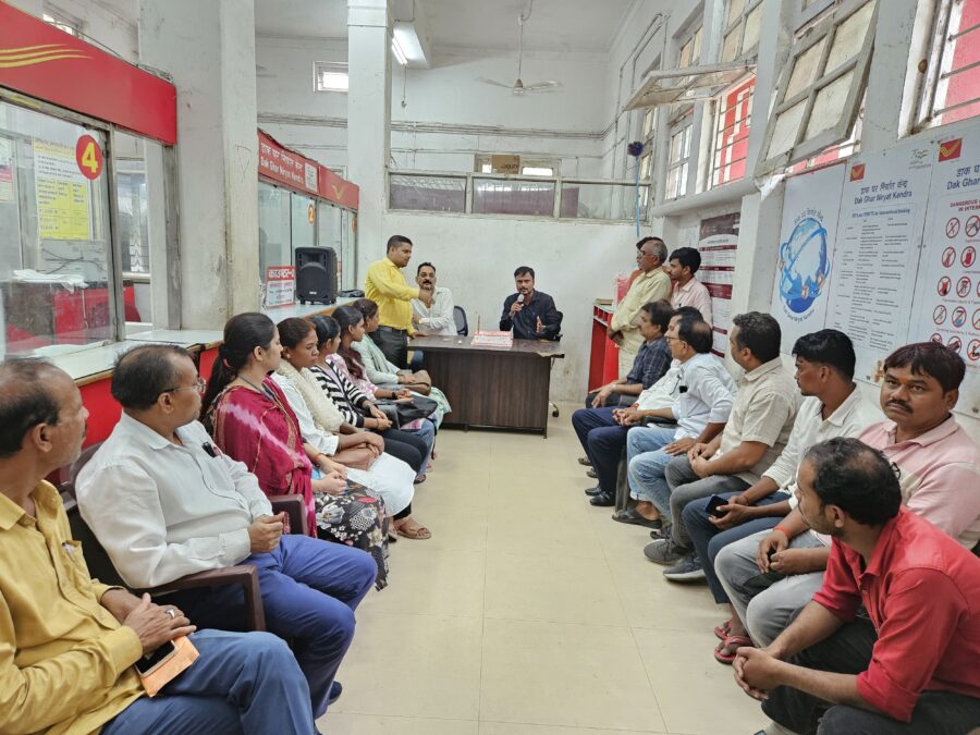 मुख्य डाकघर गढ़वा में ग्रामीण डाक जीवन बीमा का एक करोड़ से अधिक का प्रीमियम लक्ष्य पूरा होने पर कर्मचारियों ने मनाया जश्न