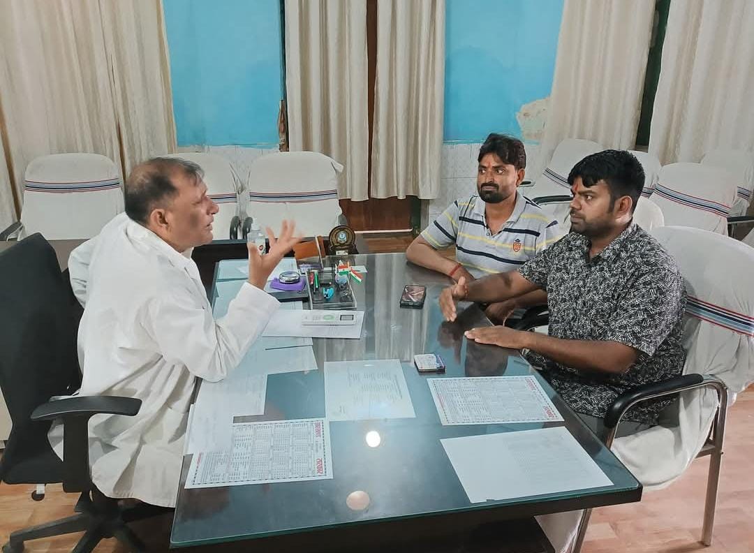 जनता के विभिन्न समस्याओं को लेकर वार्ड पार्षद उम्मीदवार आकाश चंद्रवंशी ने अस्पताल अधीक्षक से की मुलाकात