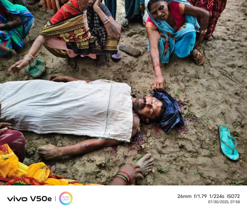 ब्रेकिंग न्यूज़:कांडी में दिनदहाड़े युवक की गोली मारकर हत्या, जमीनी विवाद में मौत की आशंका, परिजनों ने एसपी को बुलाने की मांग पर किया हंगामा