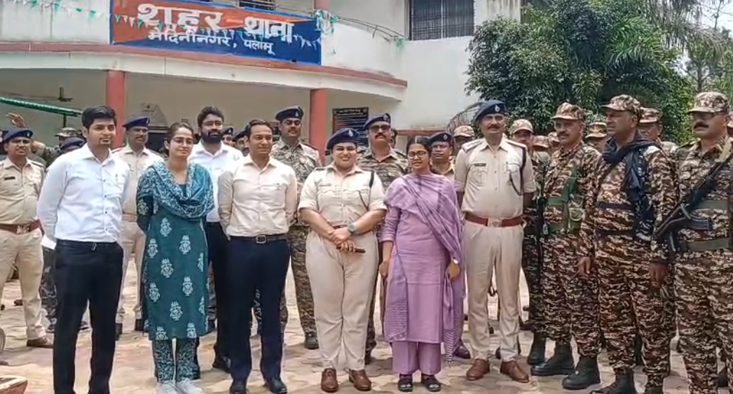 मोहर्रम को लेकर जिला प्रशासन और पुलिस प्रशासन के द्वारा शहर में निकाला गया फ्लैग मार्च