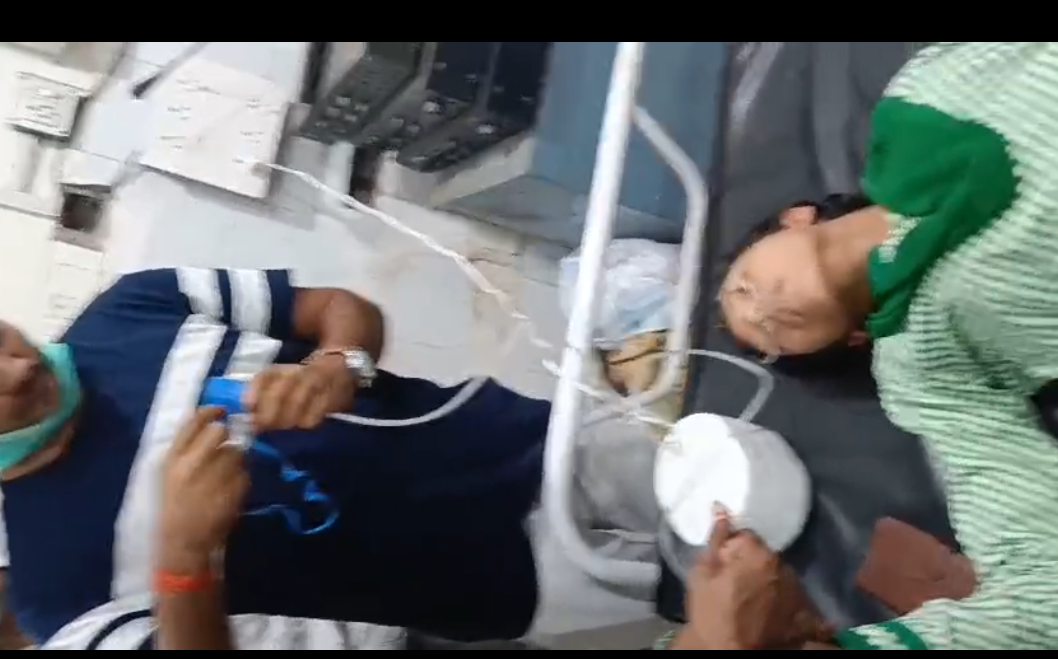 स्कूल में बेहोश होकर गिरी छात्रा, अस्पताल पुलिस चौकी के एएसआई नीरज सिंह और परिजनों के देखरेख में चल रहा है छात्रा का इलाज