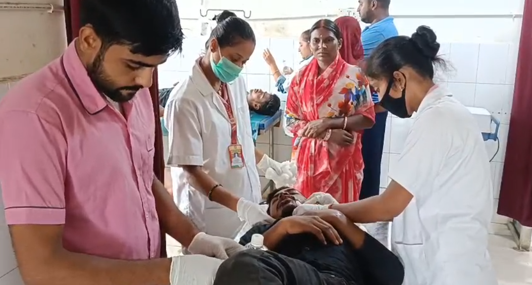 पिकअप वाहन के थक्के से युवक घायल हालत गंभीर।
