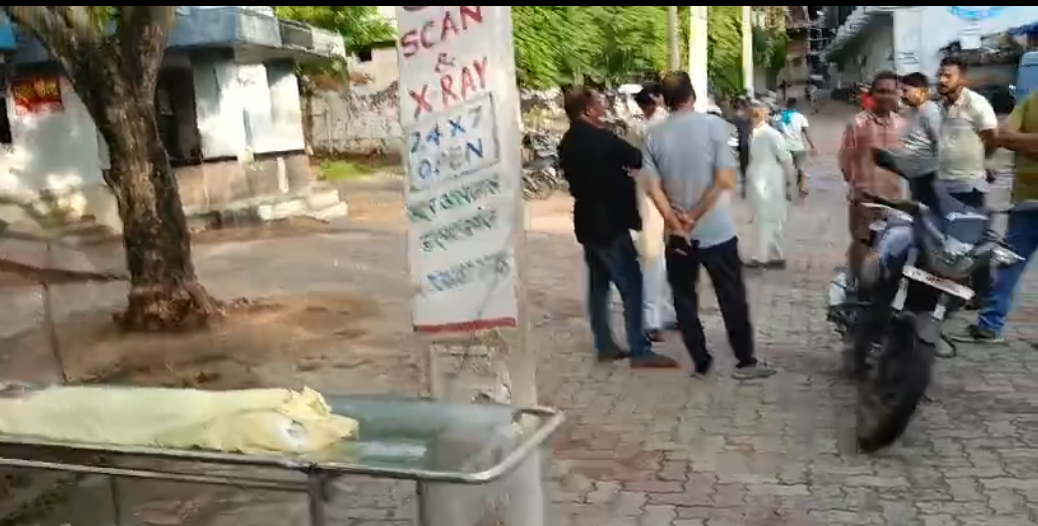 ट्रक के धक्के से 4 वर्षीय बच्ची की मौत, परिजनों का रो रो कर बुरा हाल