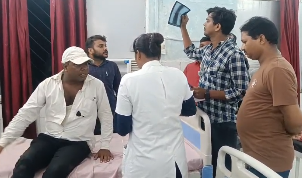 नावा बाजार के पत्रकार मिथिलेश विश्वकर्मा पर हुई जानलेवा हमला गंभीर रूप से घायल