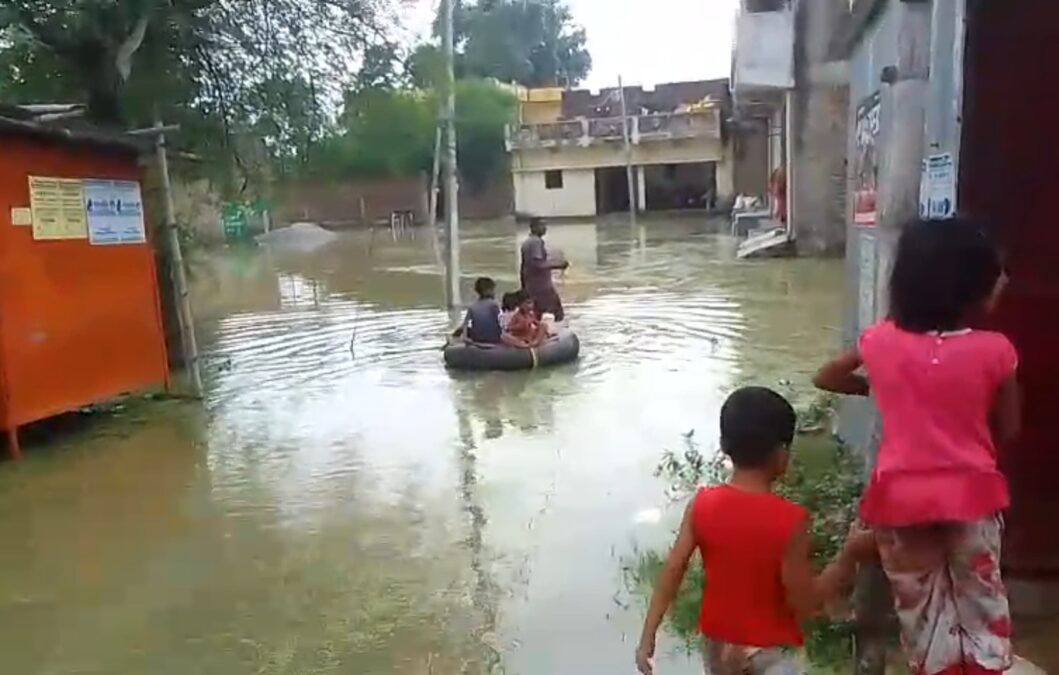 बारिश ने किया हाल बेहाल, वार्ड नंबर 4 में ट्यूब के सहारे आवाजाही को मजबूर लोग