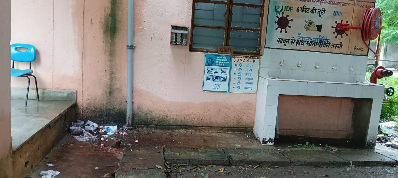 मेराल अस्पताल के गेट पर गंदगी का अंबार, मरीजों को हो रही परेशानी