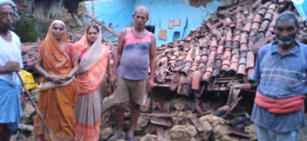 लगातार बारिश से गिरा खपरैल मकान, बाल-बाल बचे परिवार के सदस्य