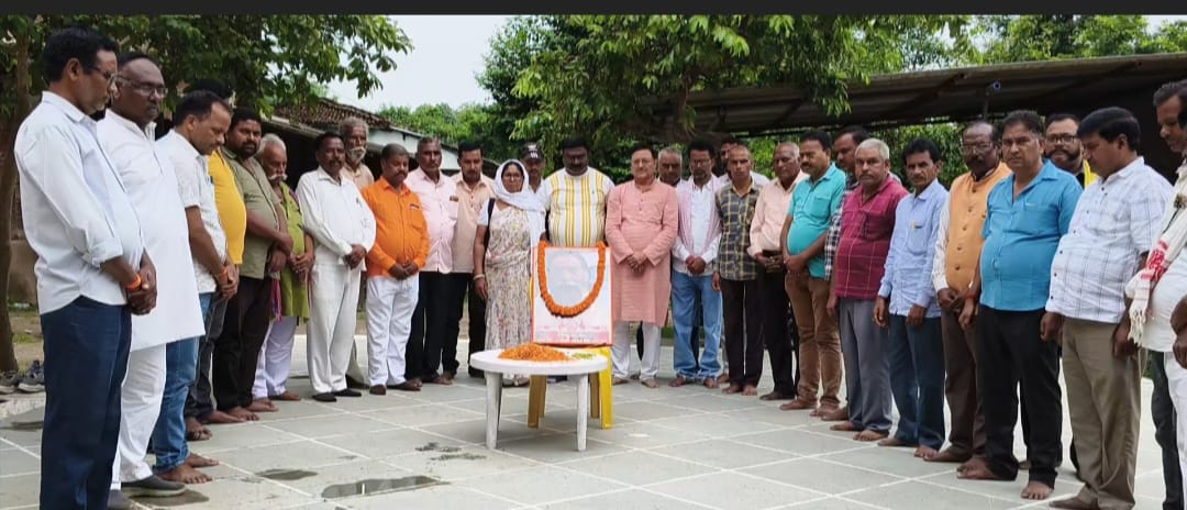 पूर्व मुख्यमंत्री शिबू सोरेन को झामुमो कार्यकर्ताओं ने दी श्रद्धांजलि