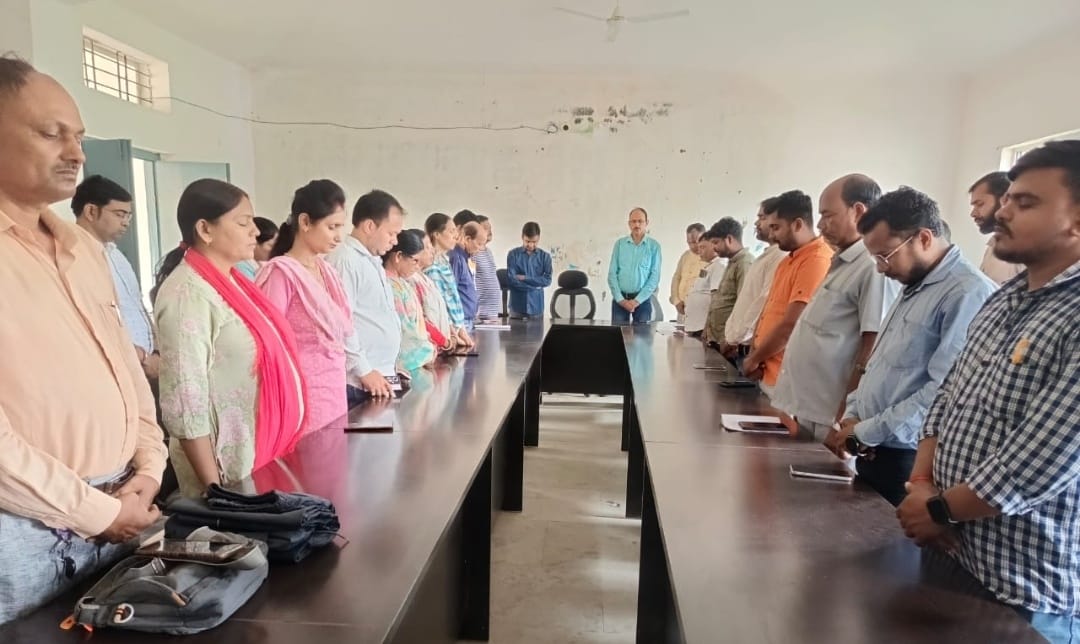 पूर्व मुख्यमंत्री सह राज्यसभा सांसद दिशोम गुरु शिबू सोरेन के निधन पर प्रखंड सह अंचल परिसर में किया गया शोक सभा का आयोजन