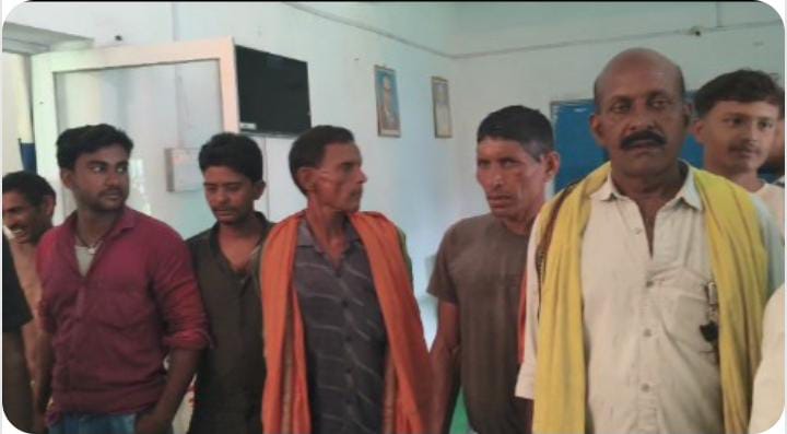 मेराल में पंचायत भवन से अरहर बीज चोरी का मामला उजागर, ग्रामीणों ने रंगे हाथ पकड़ा