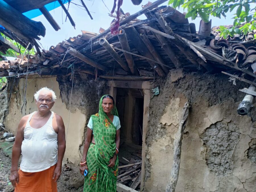 लगातार बारिश में गिरा कच्चा मकान, बाल-बाल बचे पत्नी व बच्चे, परिवार बेघर