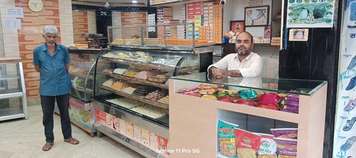 रक्षा बंधन के लिए सज गया मिठाई का बाजार