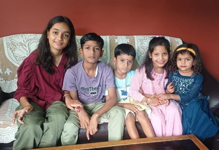 भाई-बहन का अटूट प्यार का पर्व रक्षा बंधन का त्योहार धूमधाम से मनाया गया