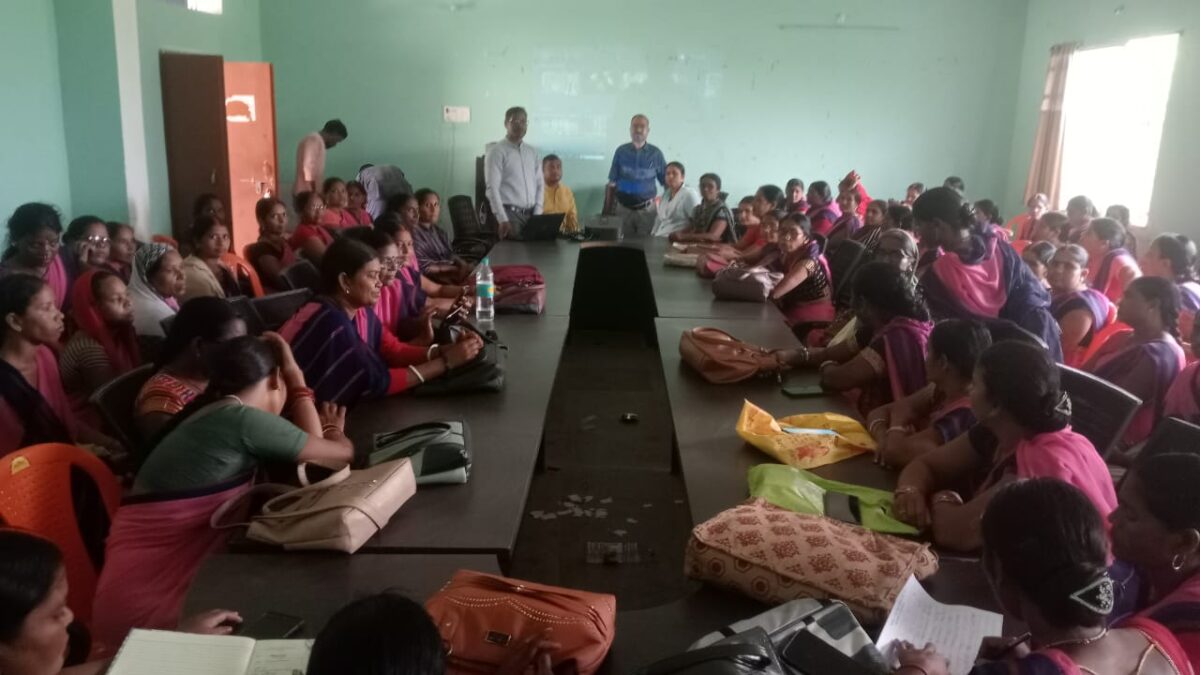 मेराल में आंगनबाड़ी सेविकाओं को पोषण ट्रैकर एफआरएस एंट्री का प्रशिक्षण