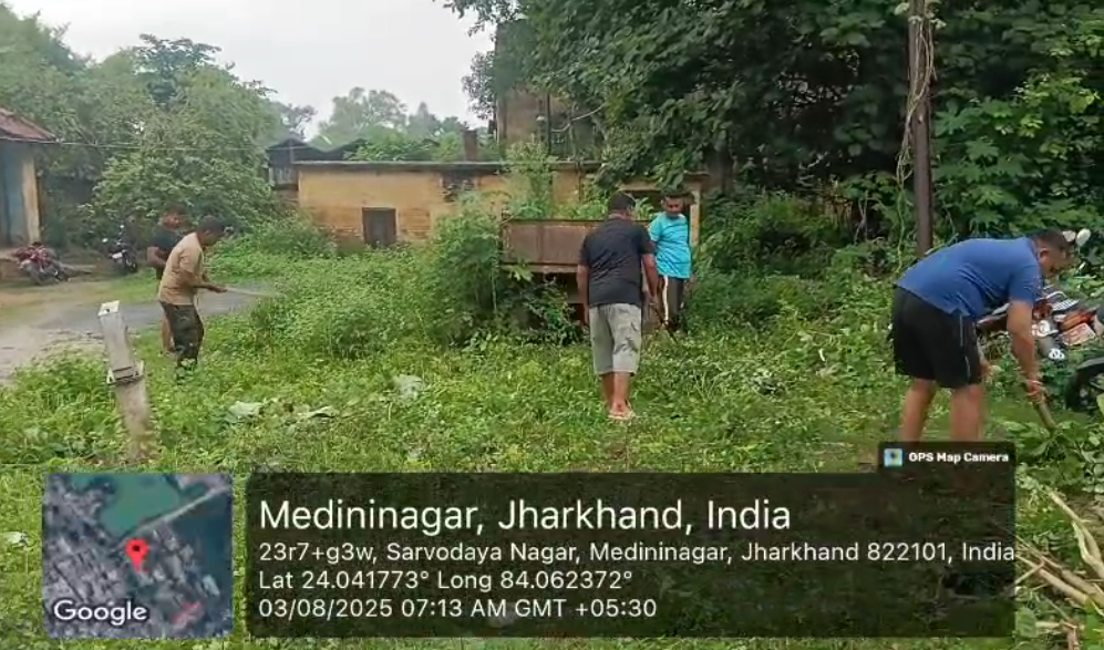 डीआईजी के निर्देश पर चला थाना परिसर में विशेष सफाई अभियान, पुलिसकर्मियों ने किया श्रमदान